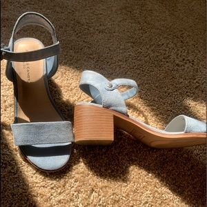 Blue suede shoe with small high heels